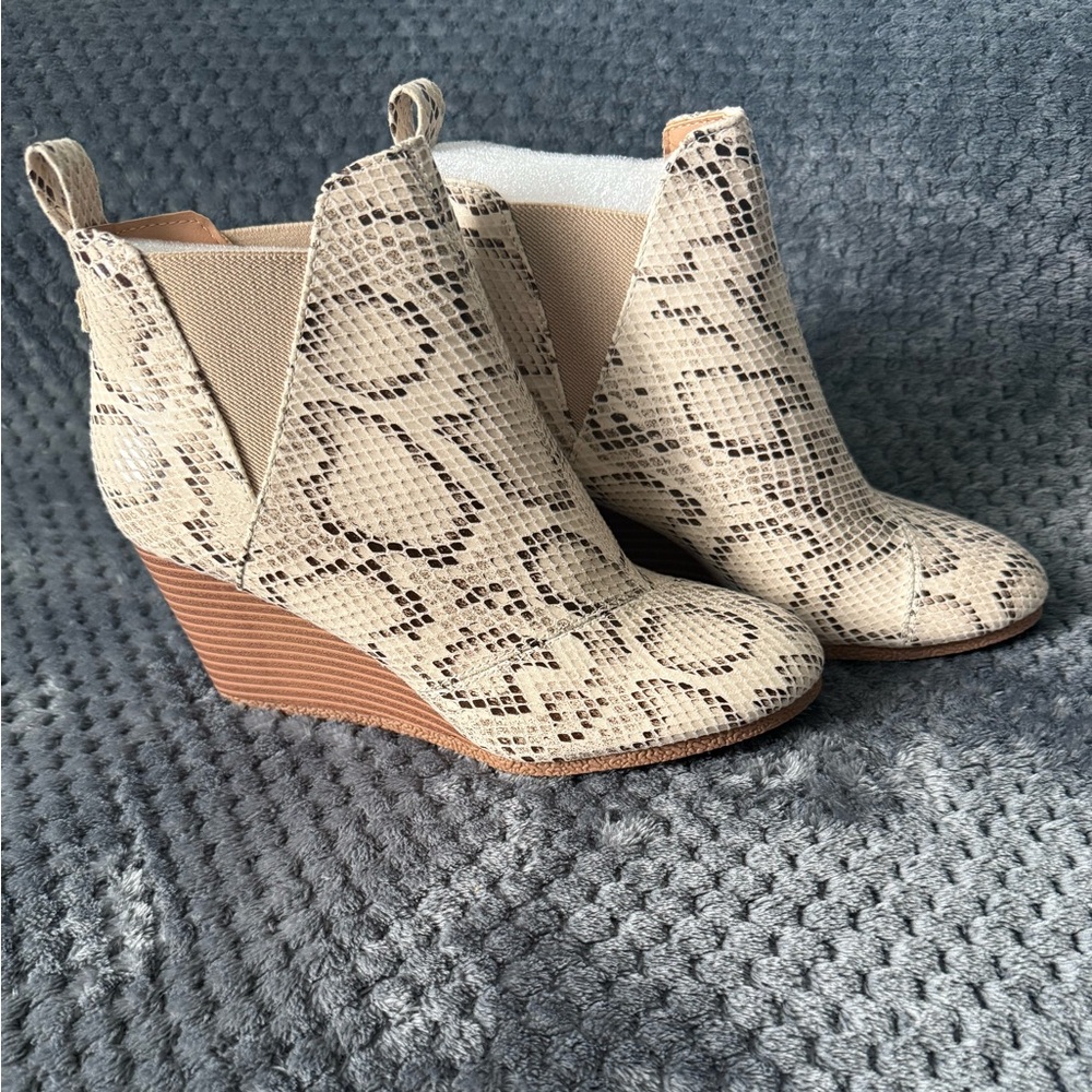 NIB Juliet Holy Elegant Snakeskin Wedge Ankle Boots
